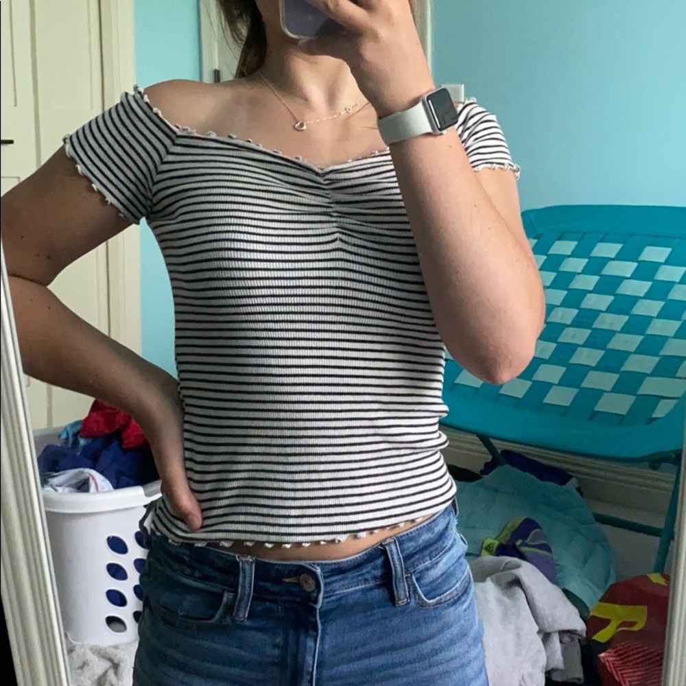 HOLLISTER SLIGHTLY CROPPED AND OFF THE SHOULDER